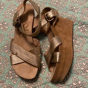 OTBT  SANDALS SIZE 8 ( platforms)